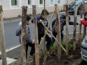 Lire la suite à propos de l’article Les scolaires aussi jardinent leur village – Savigny-sur-Braye – 07/12/15