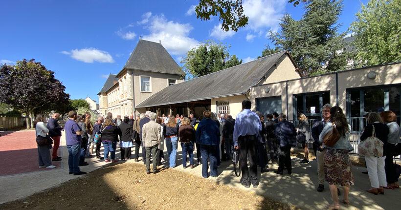 L’assemblée générale dans la cour réinventée de l’école Yvonne Chollet, Vendôme